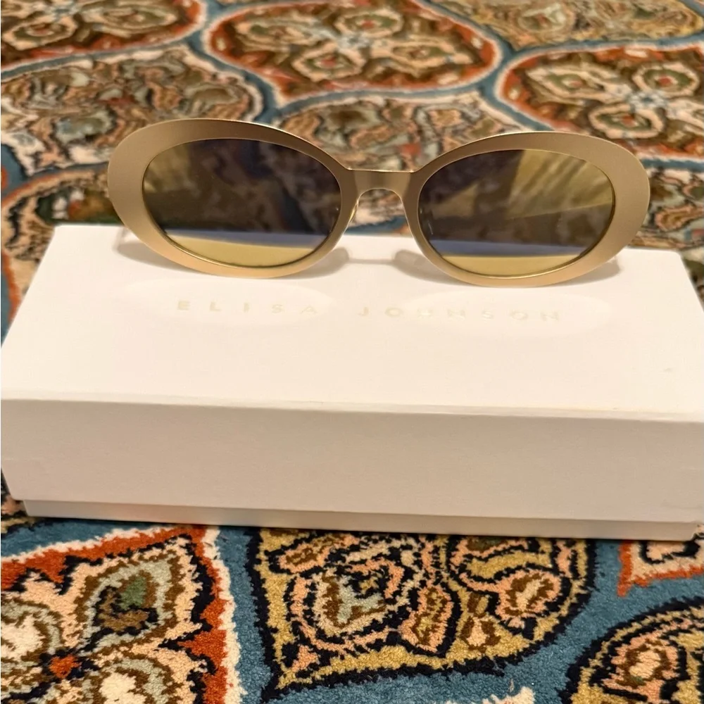 SOLD OUT EVERYWHERE - Elisa Johnson Lyric Leigh sunglasses in Gold Mirror - Picture 3 of 8
